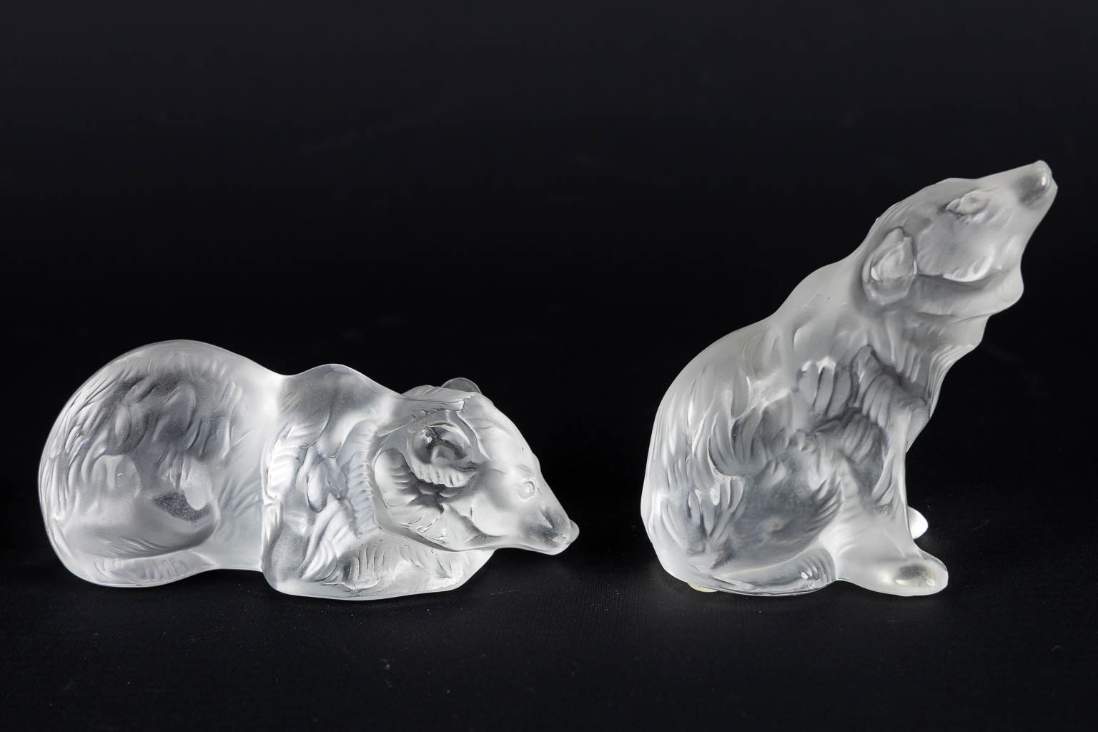 Lalique France, Two bears. (L:4,5 x W:7,5 x H:8 cm)