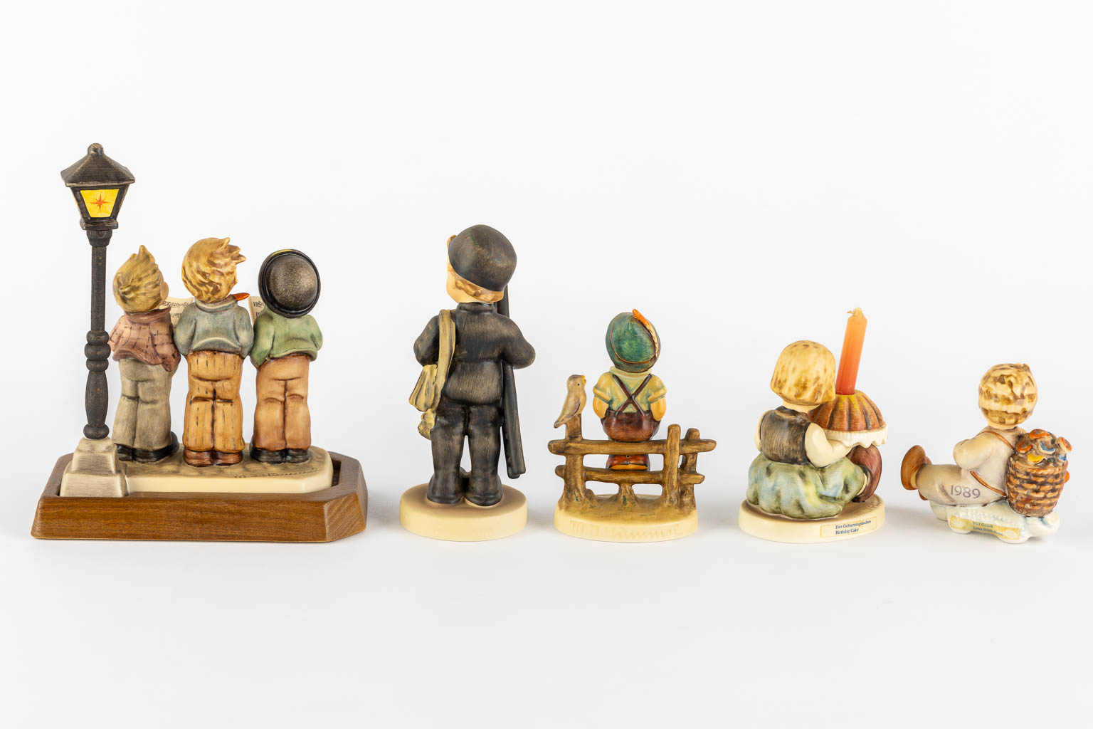 Hummel, 20 figurines, polychrome porcelain. (H:18 cm)