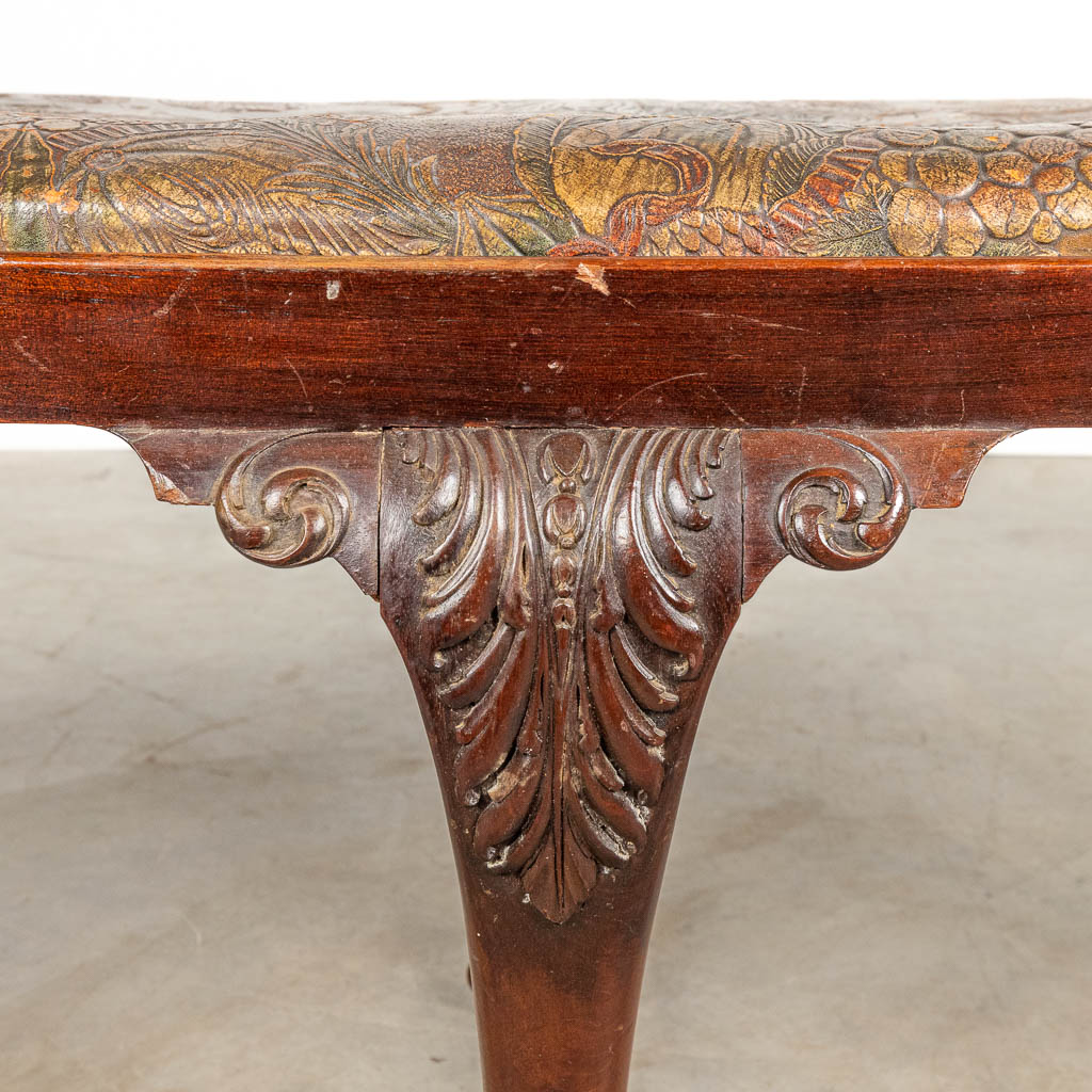 A piano bench in Chippendale style and the seat has been decorated with Cordoba-leather.