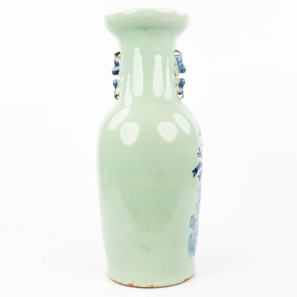 Een Chinese vaas met blauw-wit decor van fauna en flora (H:60cm)