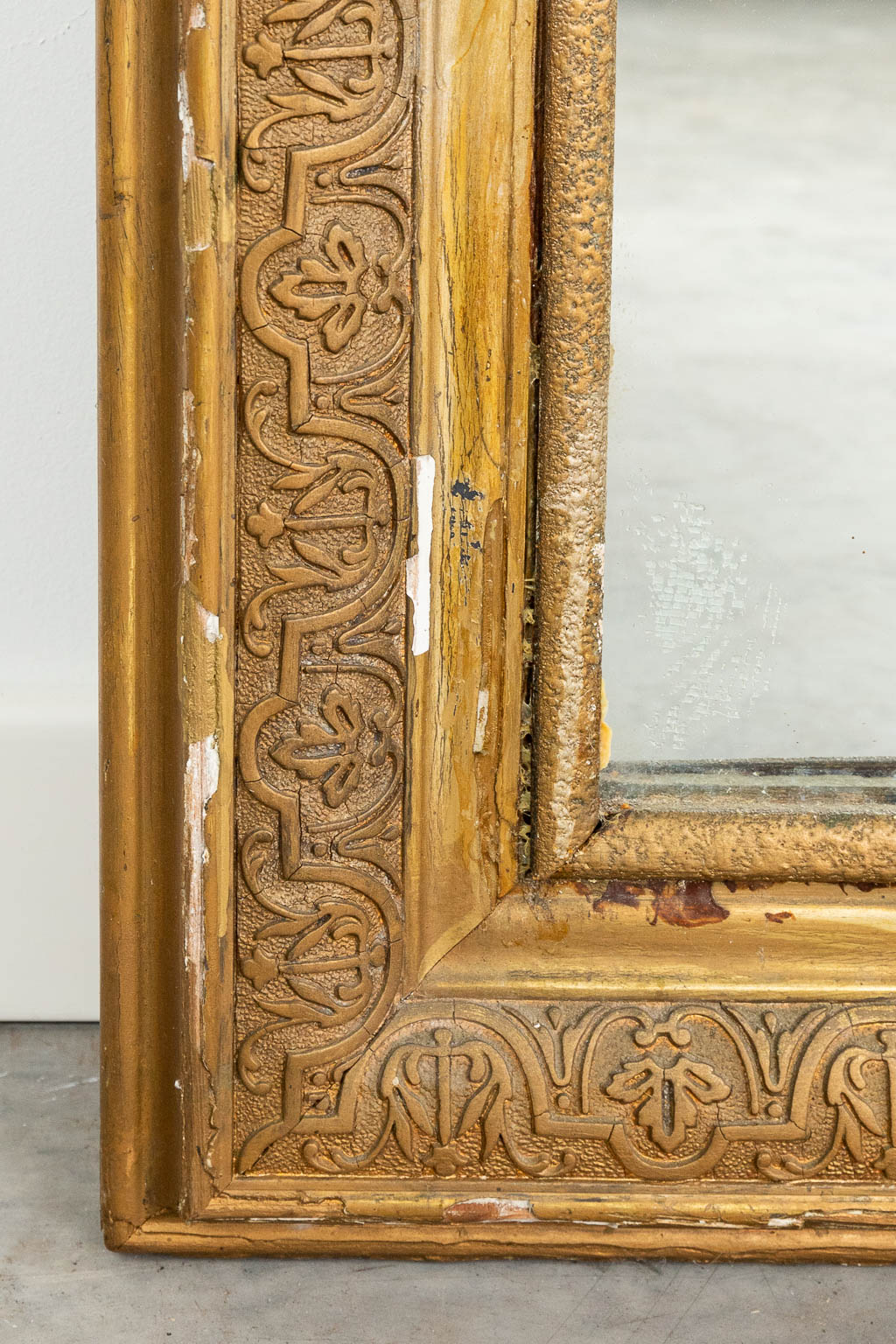 Een spiegel gemaakt uit hout, en afgewerkt met vergulde stucco. (H:148cm)