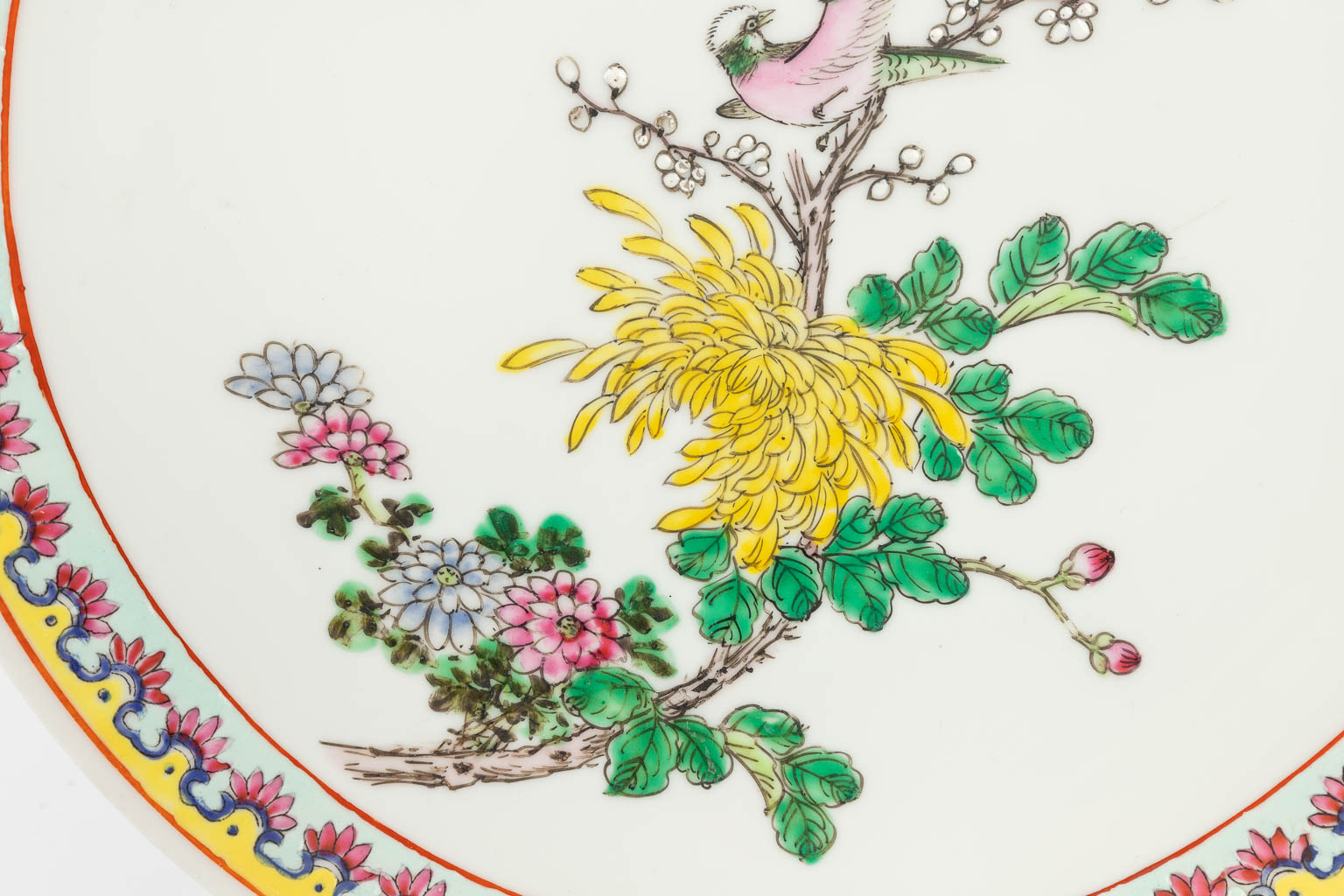 Een paar Chinese bordjes gemaakt uit porselein en versierd met fauna en flora. 20ste eeuw en gemerkt Qianlong. 