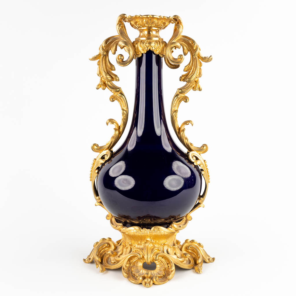 Sèvres (attr.), een kobaltblauwe en met verguld brons gemonteerde vaas, 19de eeuw. (D:27 x W:28 x H:53 cm)
