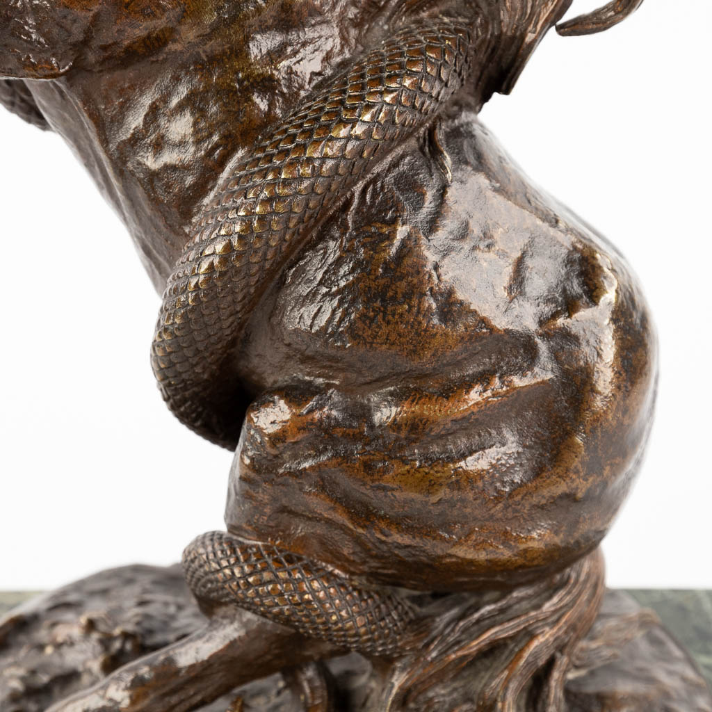 Paard gewurgd door een slang, gepatineerd brons. (D:14 x W:20 x H:30 cm)