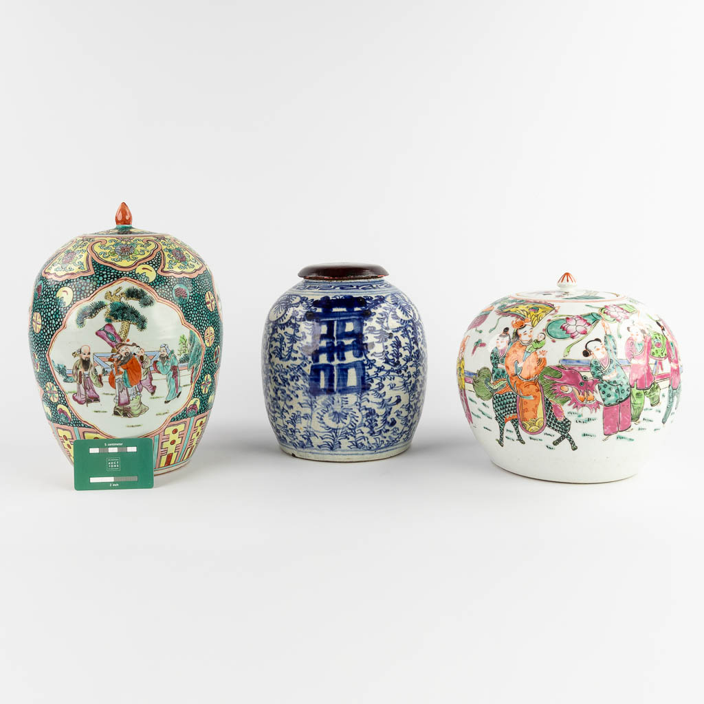 Drie Chinese gemberpotten, polychrome decor en blauw-wit. 19de/20ste eeuw. (H:32 x D:22 cm)