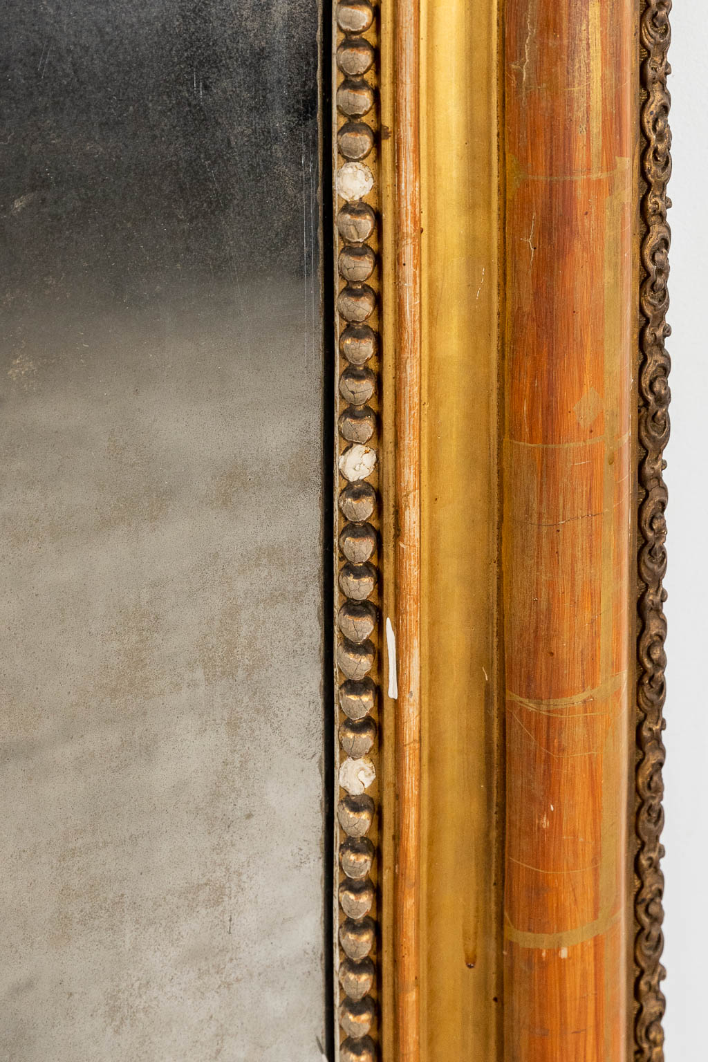 Een grote en antieke schouwspiegel, vergulde stucco in Lodewijk XV stijl. 19de eeuw. (W:130 x H:238 cm)