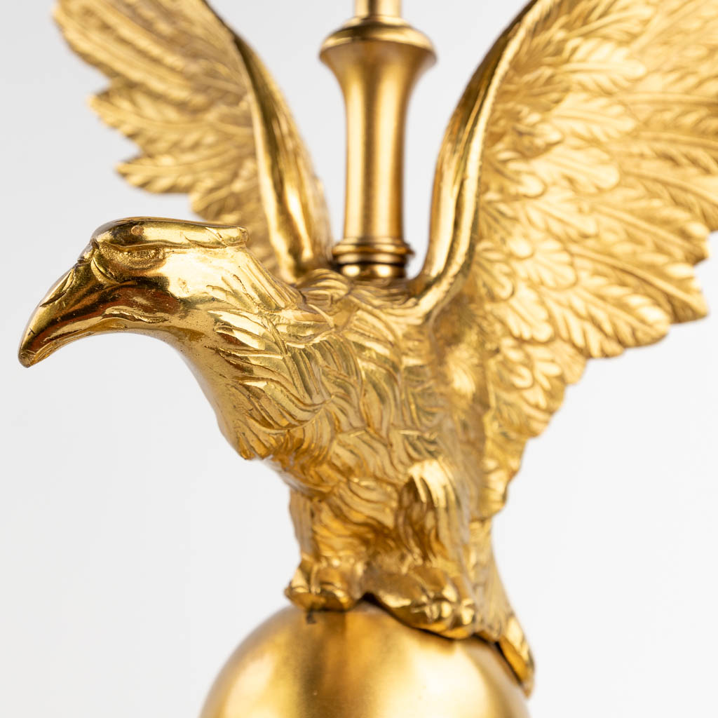 A pair of table lamps with an eagle figurine. Hollywood Regency style. 20th C. (L:15 x W:30 x H:61,5 cm)
