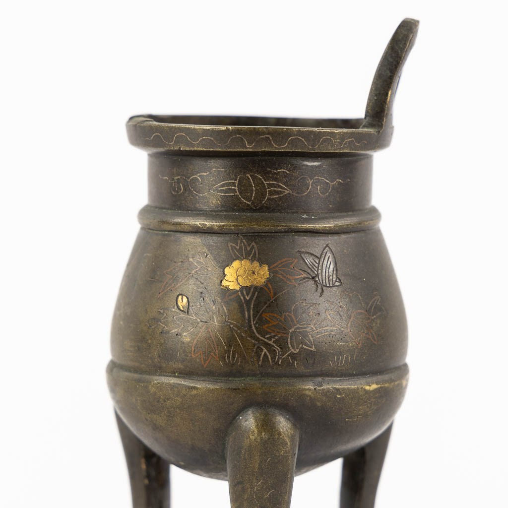 Een Chinese wierookbrander, vaas en geluksmunt. Brons. (H:19 x D:5 cm)