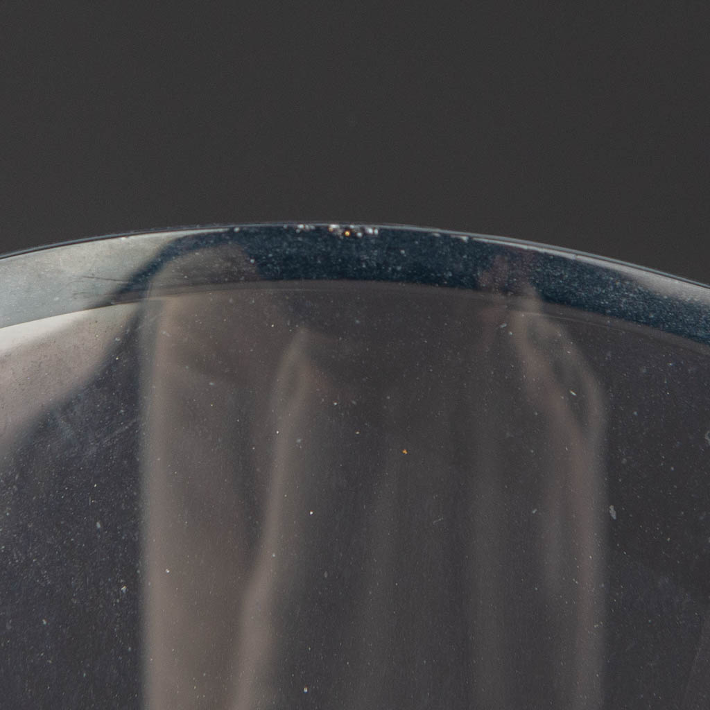 Een vaas gemaakt uit kristal en gemerkt Sèvres. (H:34cm)