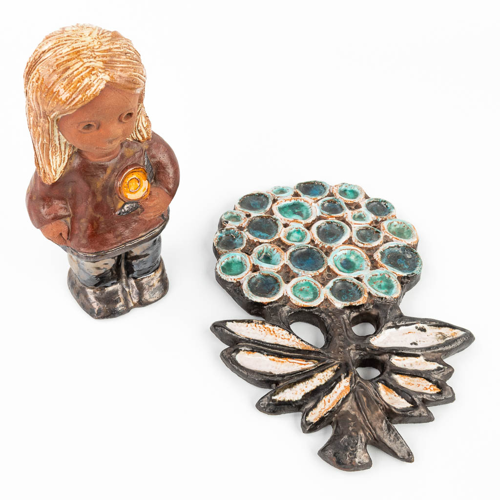  Elisabeth VANDEWEGHE (XX-XXI) 'Girl and flower', made of glazed ceramics for Perignem. (W:17 x H:25 cm)