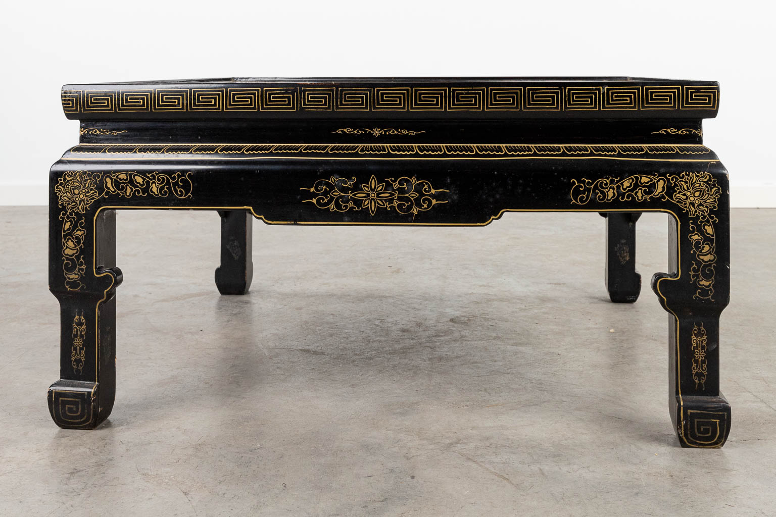 Een collectie van 2 Chinese salontafels afgewerkt met hardsteen. (H:41cm)