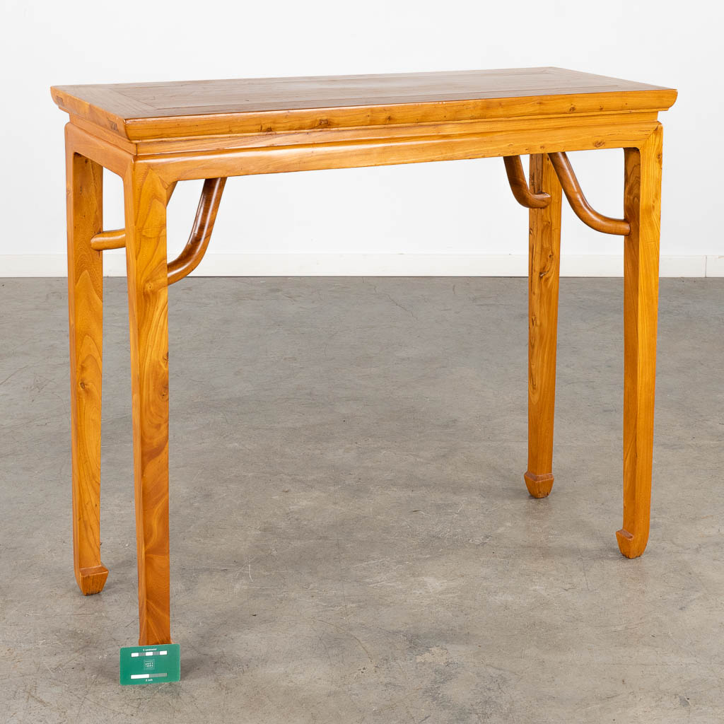 Een Oosters/Chinees geïnspireerde consoletafel, hout. (D:38 x W:94 x H:84 cm)