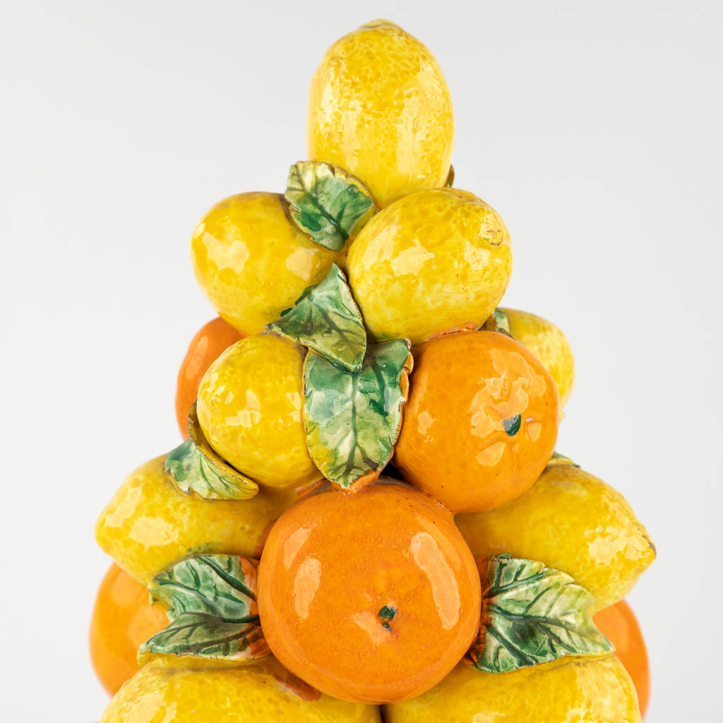 Bassano, een fruitkorf gemaakt uit faience. Gemaakt in Italië. (H: 48 x D: 27 cm)
