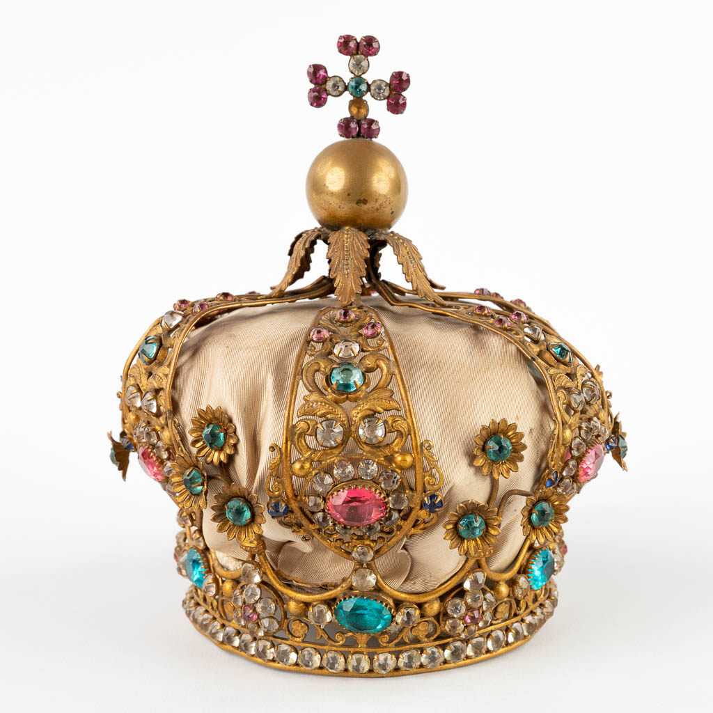 De Kroon van Madonna, messing afgewerkt met gefacetteerd glas. Laat 19de/vroeg 20ste eeuw. (W:18 x H:18 cm)