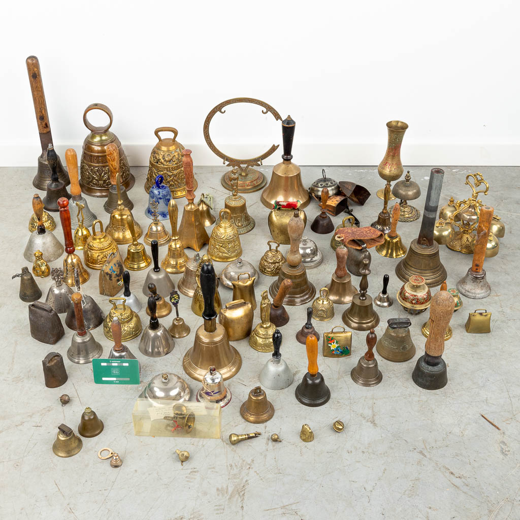Een grote collectie tafelbellen gemaakt uit brons en metaal. 