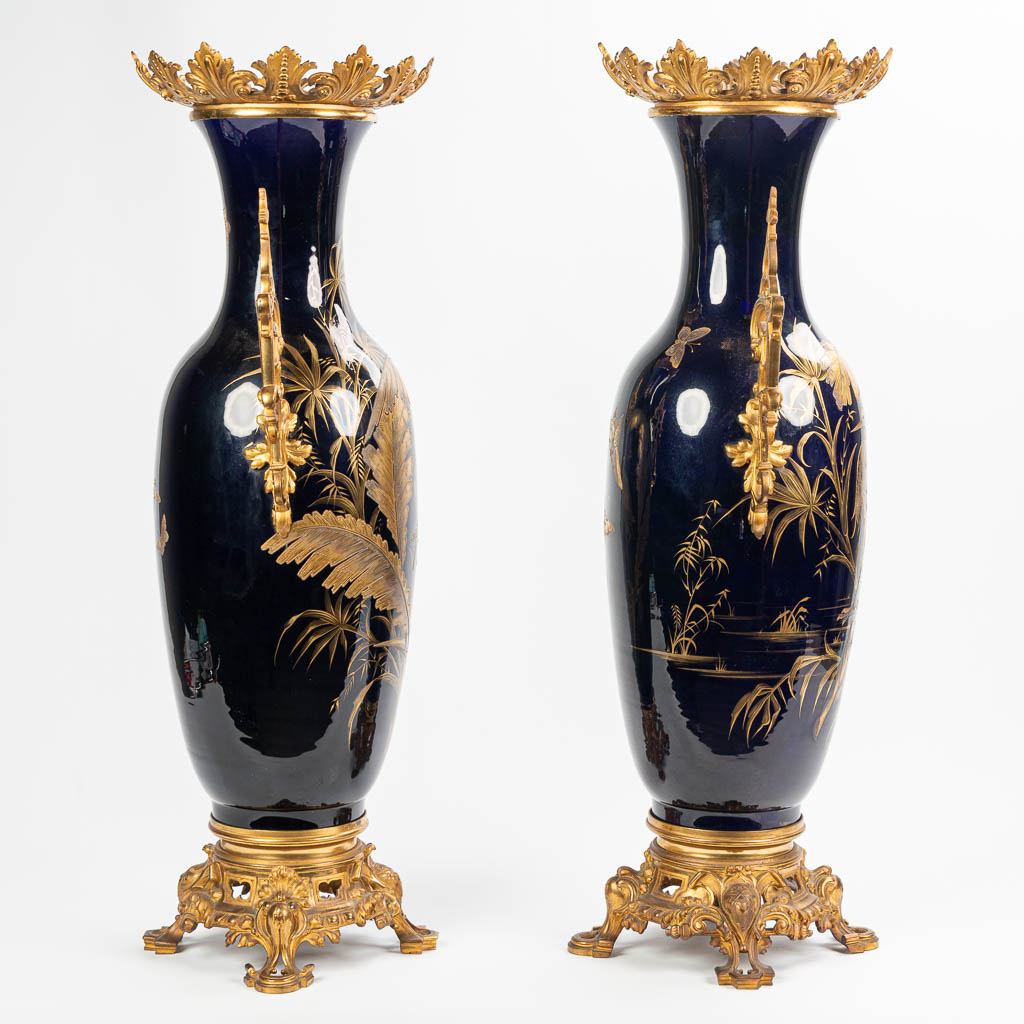 Een uitzonderlijk paar vazen gemaakt uit porselein met kobalt-blauwe glazuur en handgeschilderd Japans decor.