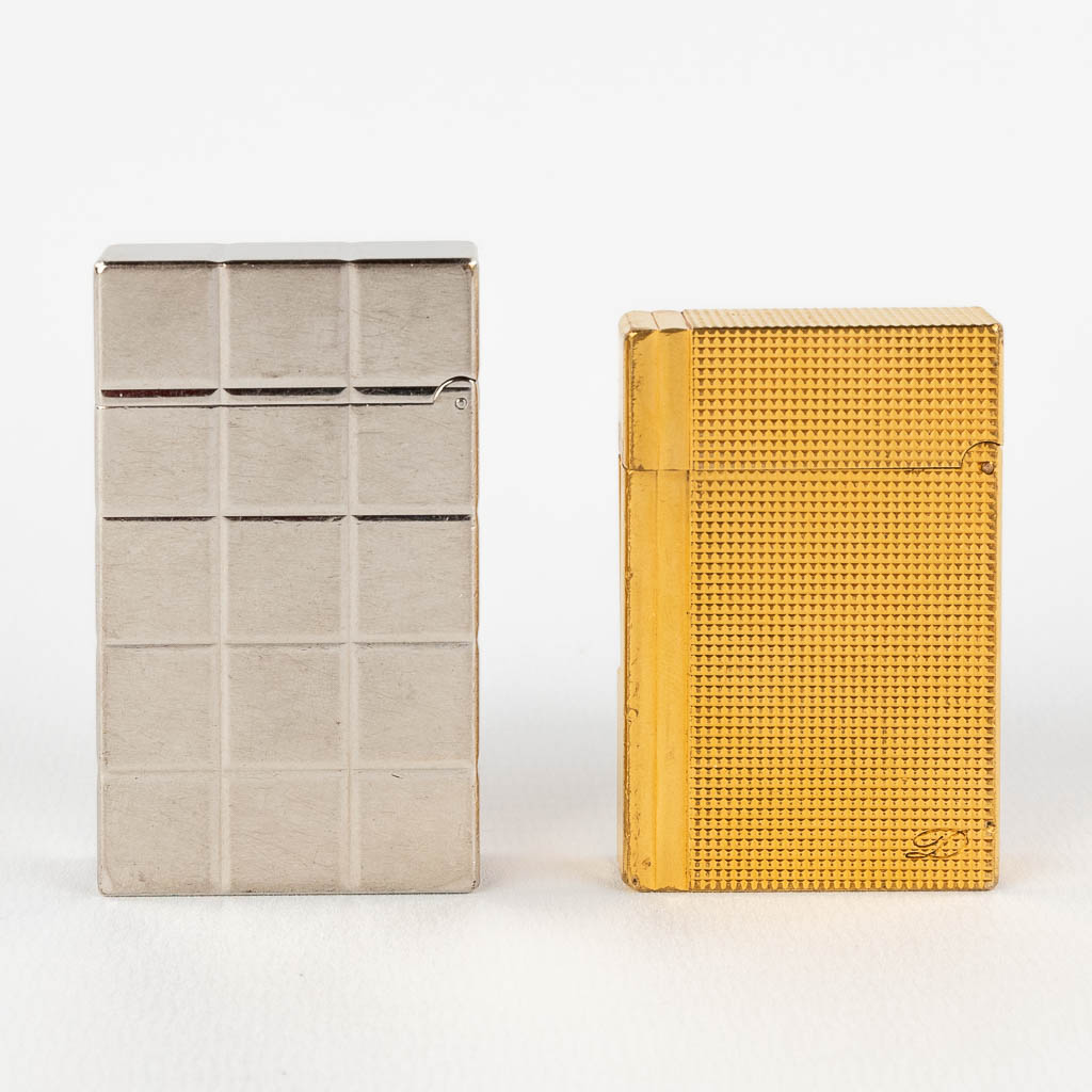 Dupont S.A. two vintage lighters. Gold-plated and silver-plated. (D:1,2 x W:3,7 x H:6,2 cm)