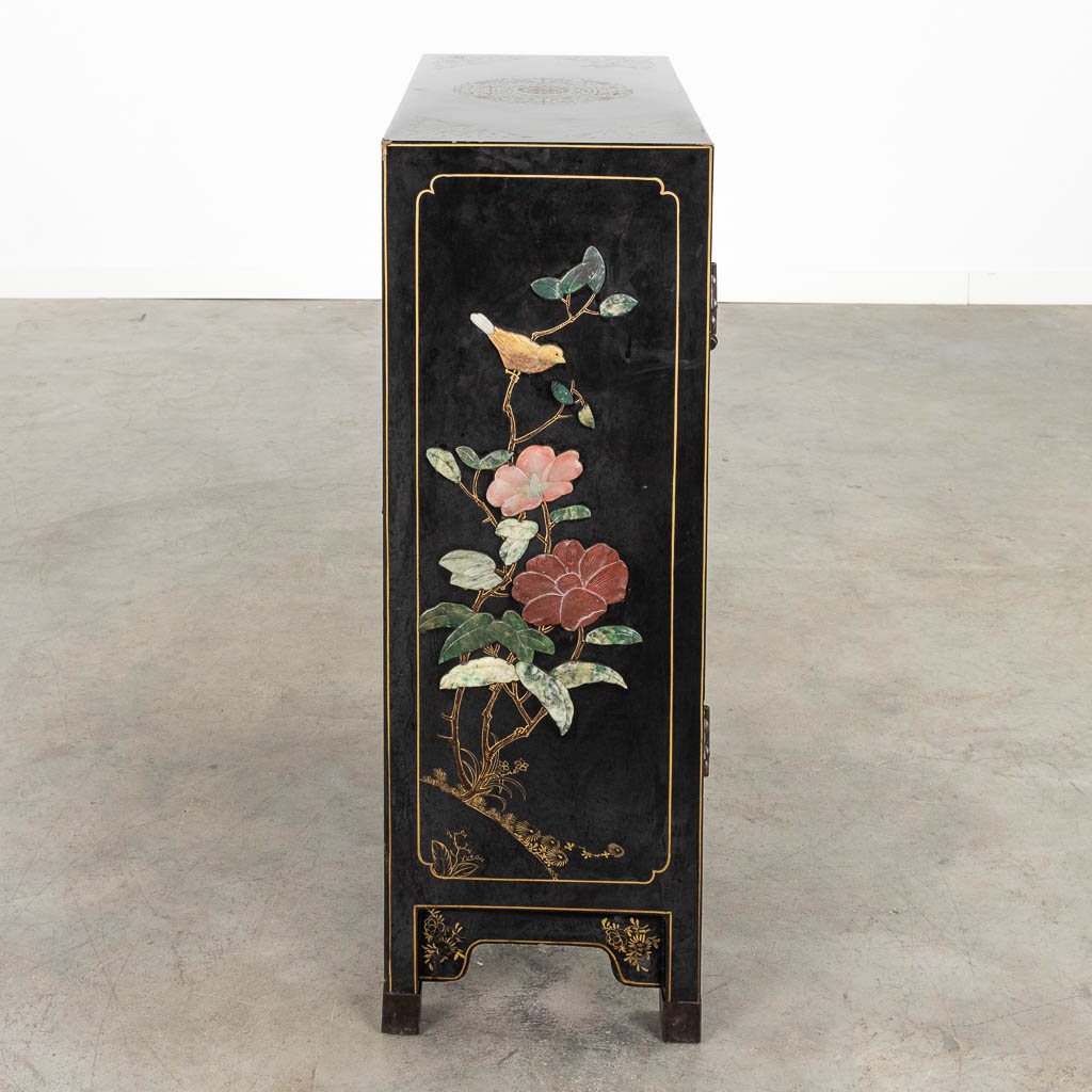 A Chinese cabinet inlaid with sculptured hardstone figurines. 20th C. (D:28 x W:58 x H:78 cm)
