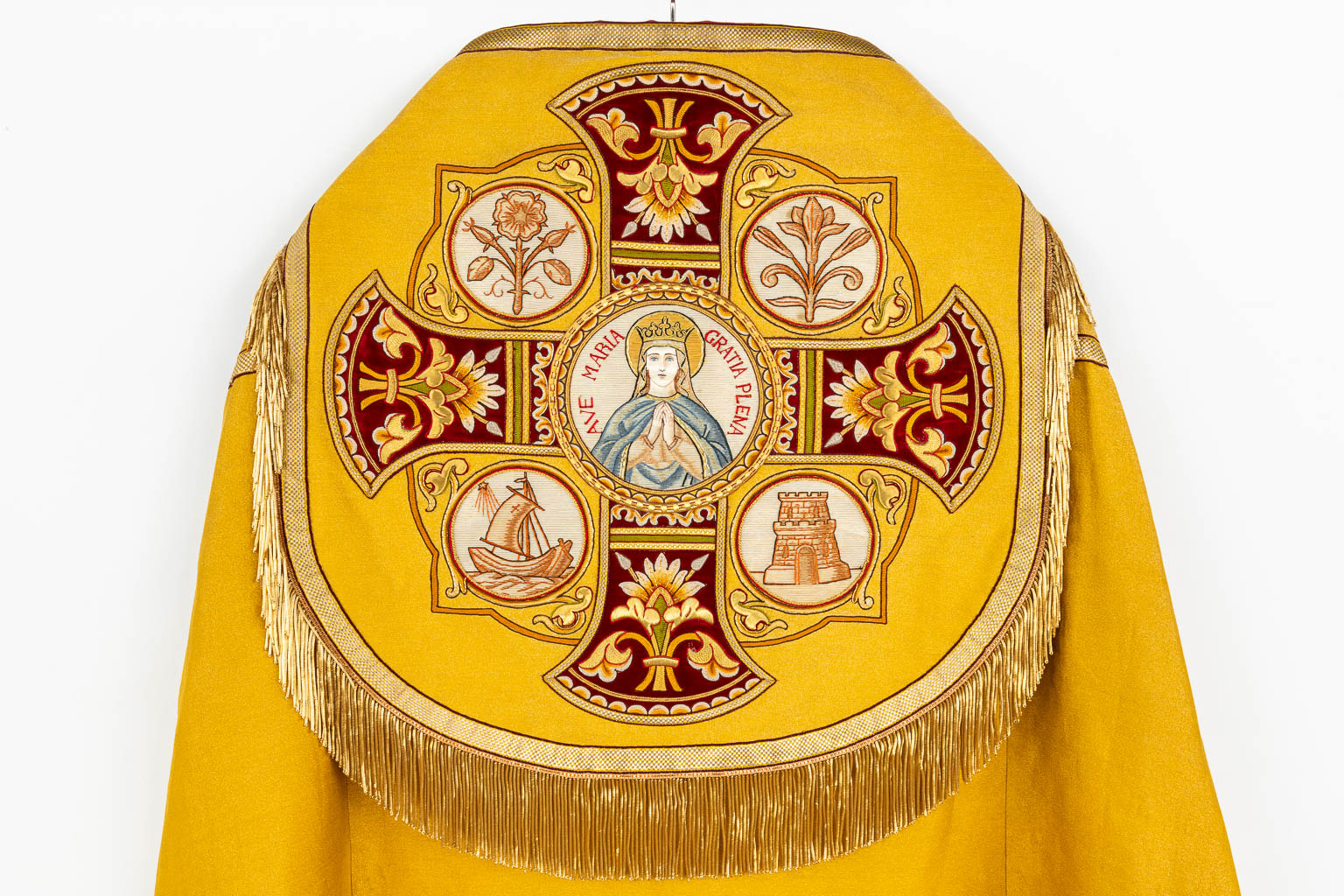 Een Koorkap en twee Romeinse Kazuifels, dik goudbrokaat borduurwerk en afbeelding van De Heilige Familie.