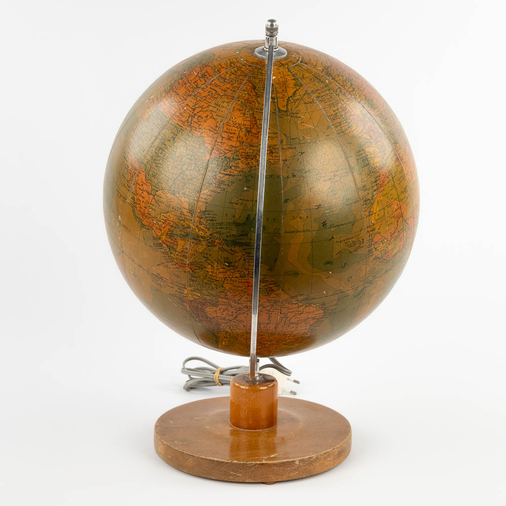 Een mid-century glazen wereldbol met verlichting. Circa 1960. (H:46 x D:33 cm)