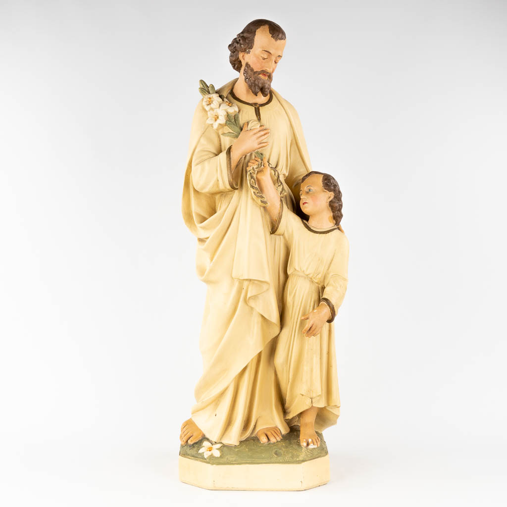  Een grote figuur gemaakt uit plaaster, Jozef met kind. Circa 1900. 