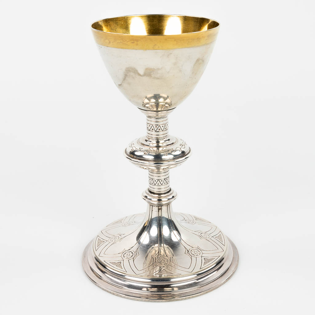 A chalice, gothic revival with paten made of fabric. Silver-plated metal. (H:18cm)