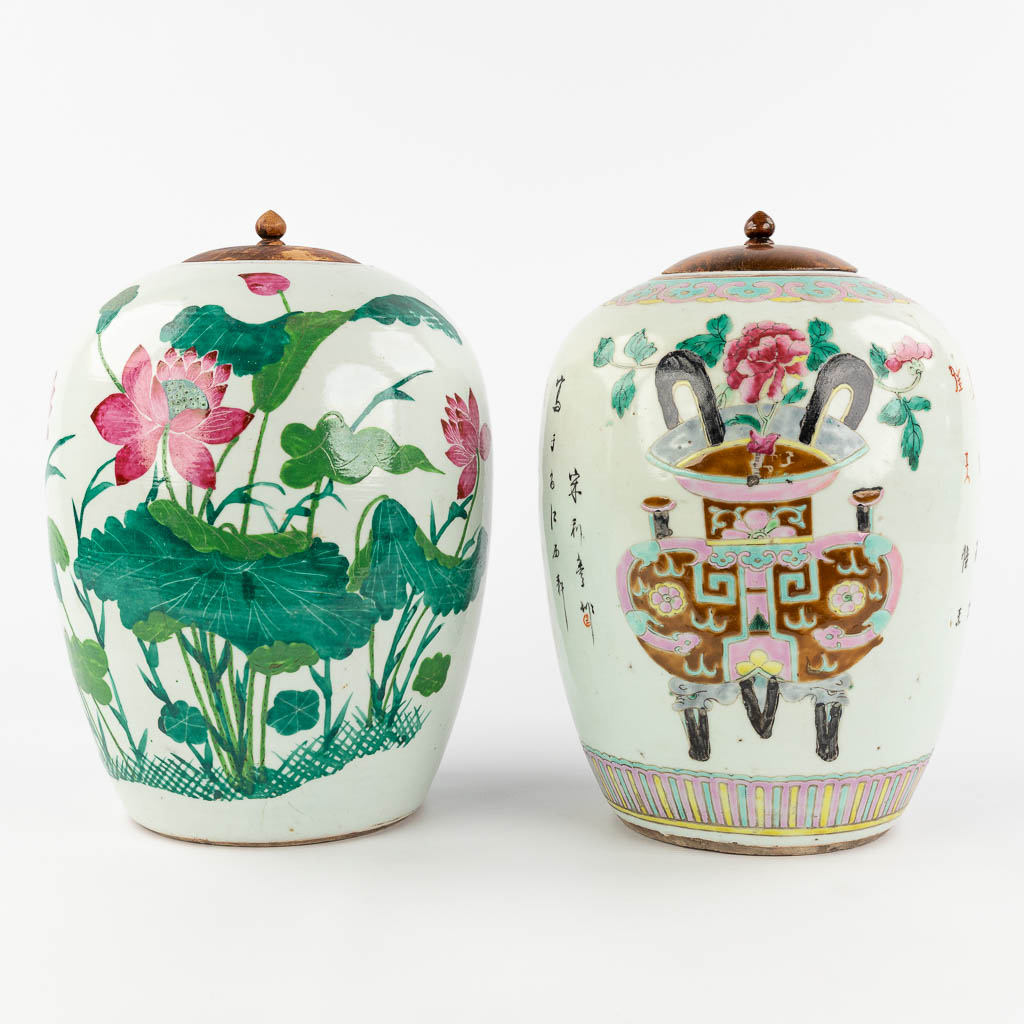  A collection of 2 Chinese pots with a lid. 19th/20th C. 