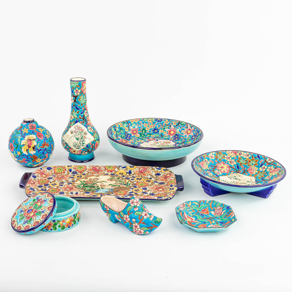 Een collectie van 8 stuks keramiek gemaakt door Longwy. 