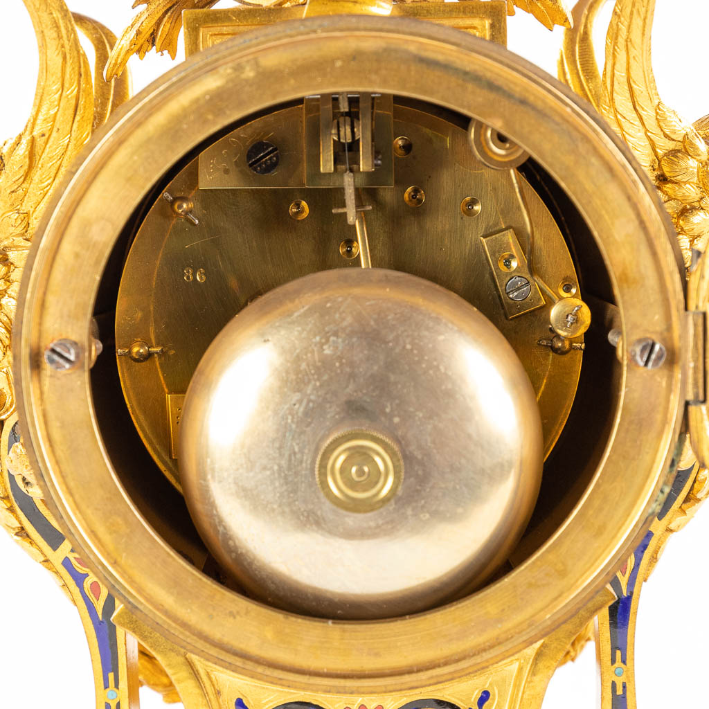 Een kleine pendule, brons met email, gevleugelde dames en een wereldbol. 19de eeuw. (D:12,5 x W:20 x H:28 cm)
