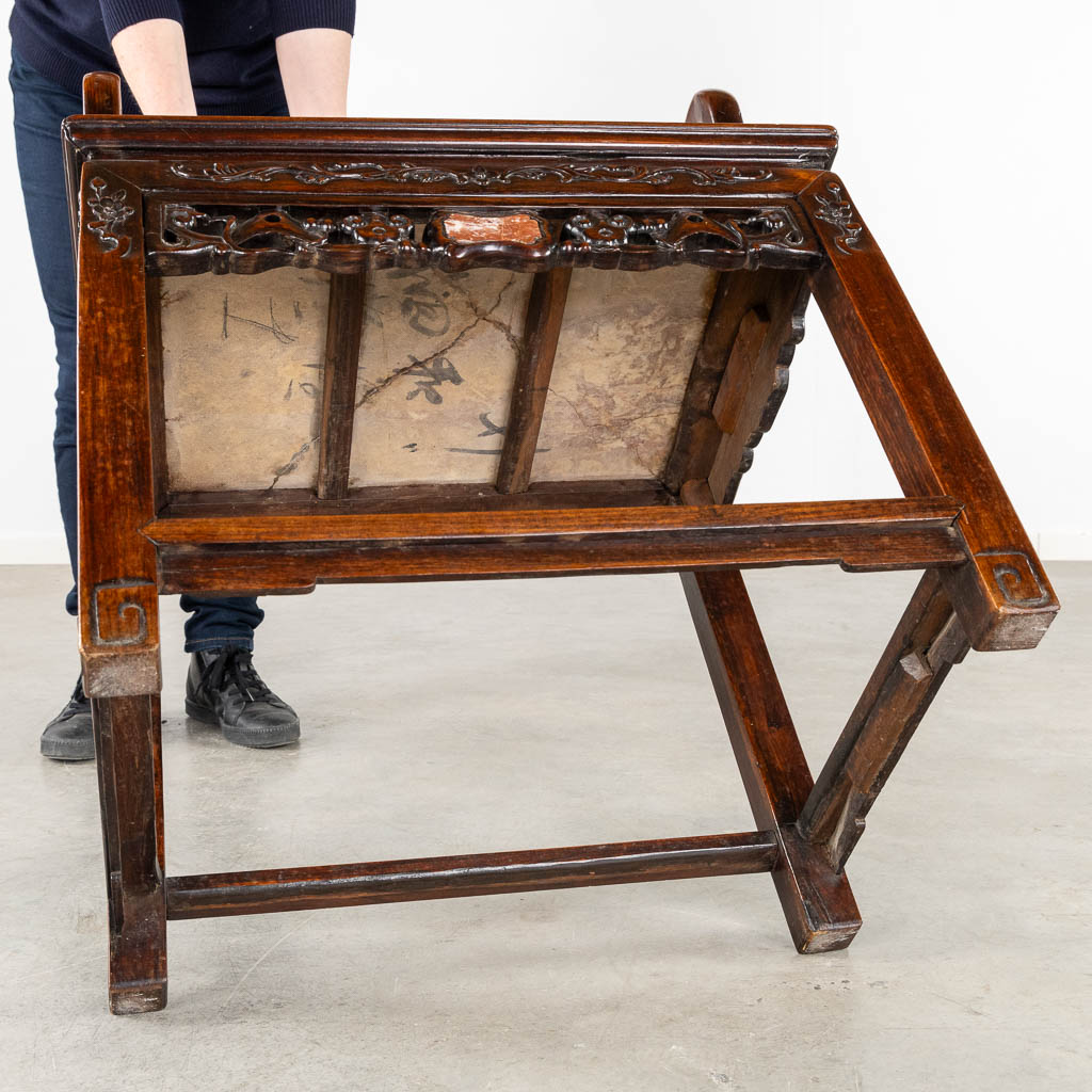 Een Chinese, gesculpteerde, hardhouten stoel, afgewerkt met marmer plaquettes. (L:50 x W:64 x H:100 cm)