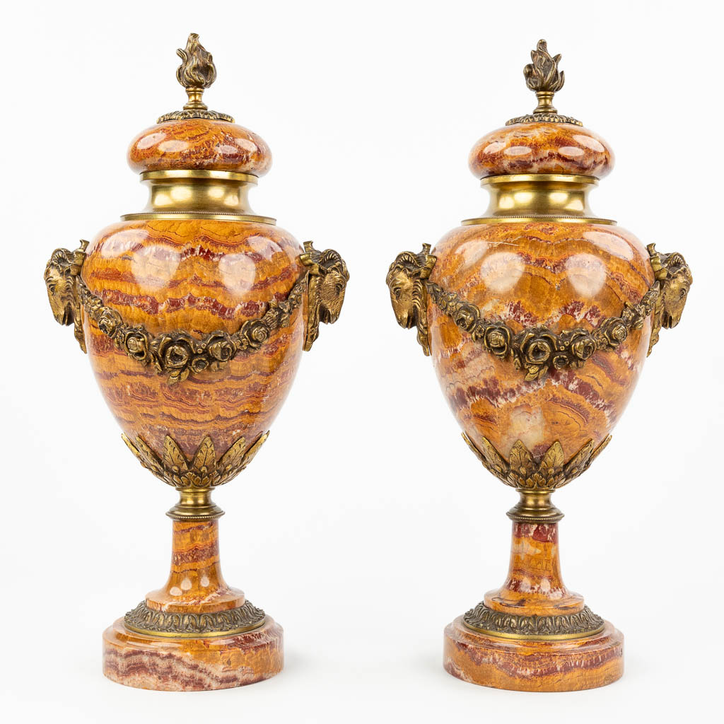 Een paar cassolettes gemaakt uit marmer gemonteerd met brons, in Lodewijk XVI stijl.  (L:18 x W:21 x H:45 cm)