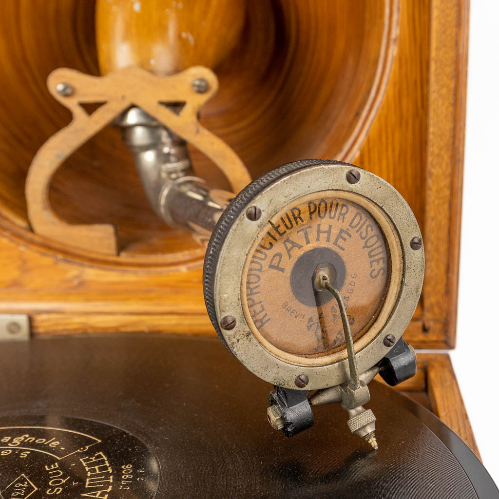 Pathé, een grammofoon met bakeliet platen. Eerste helft van de 20ste eeuw. (D:35 x W:35 x H:30 cm)