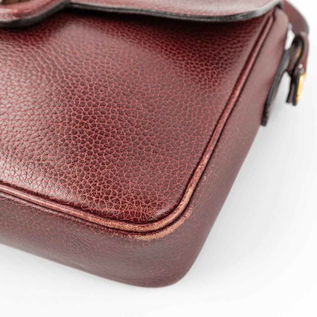 Een handtas gemaakt uit rood leder en gemerkt Delvaux. (H:18cm)