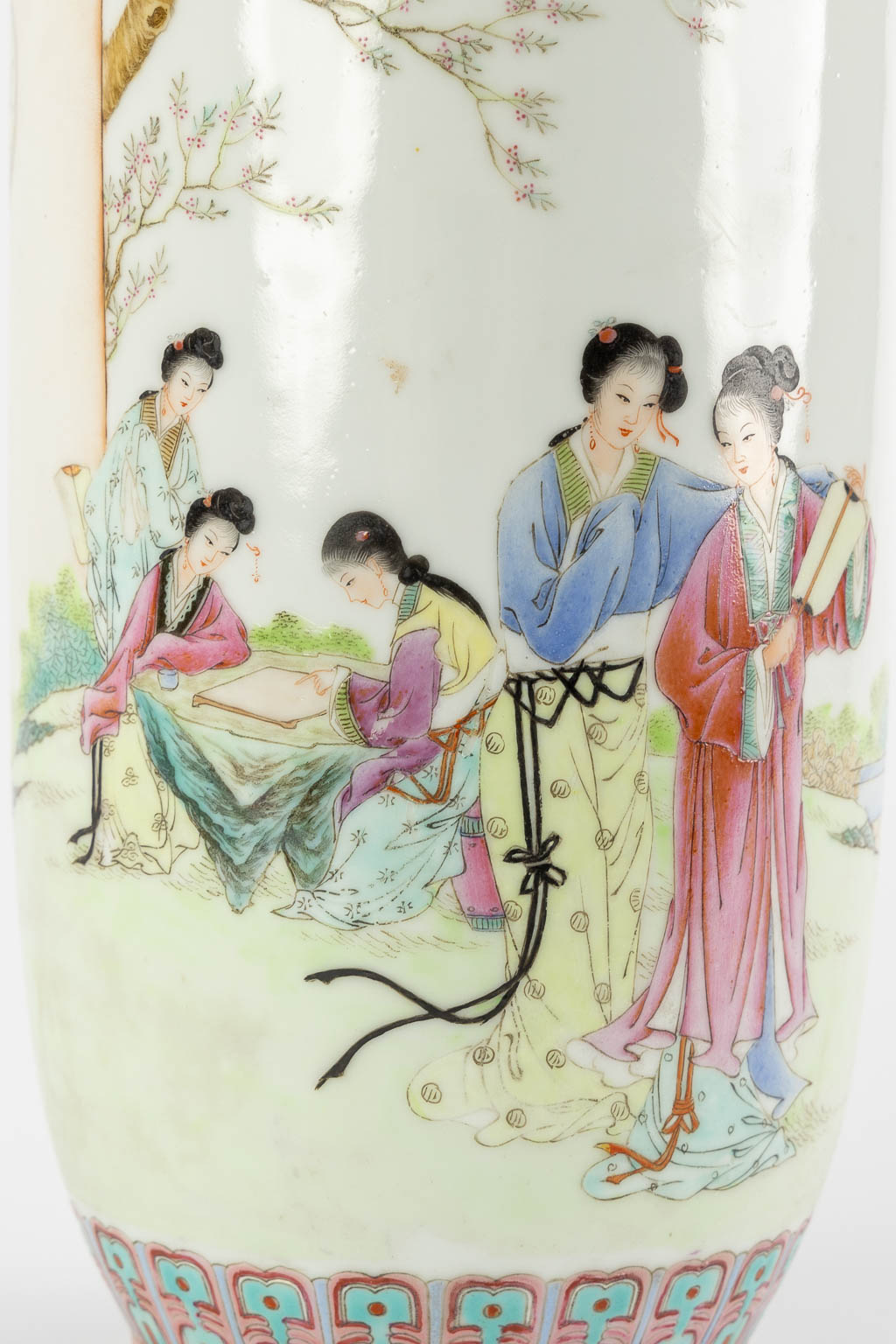 A Chinese vase with fine decor of ladies, 20th C. (H:35 x D:14 cm)