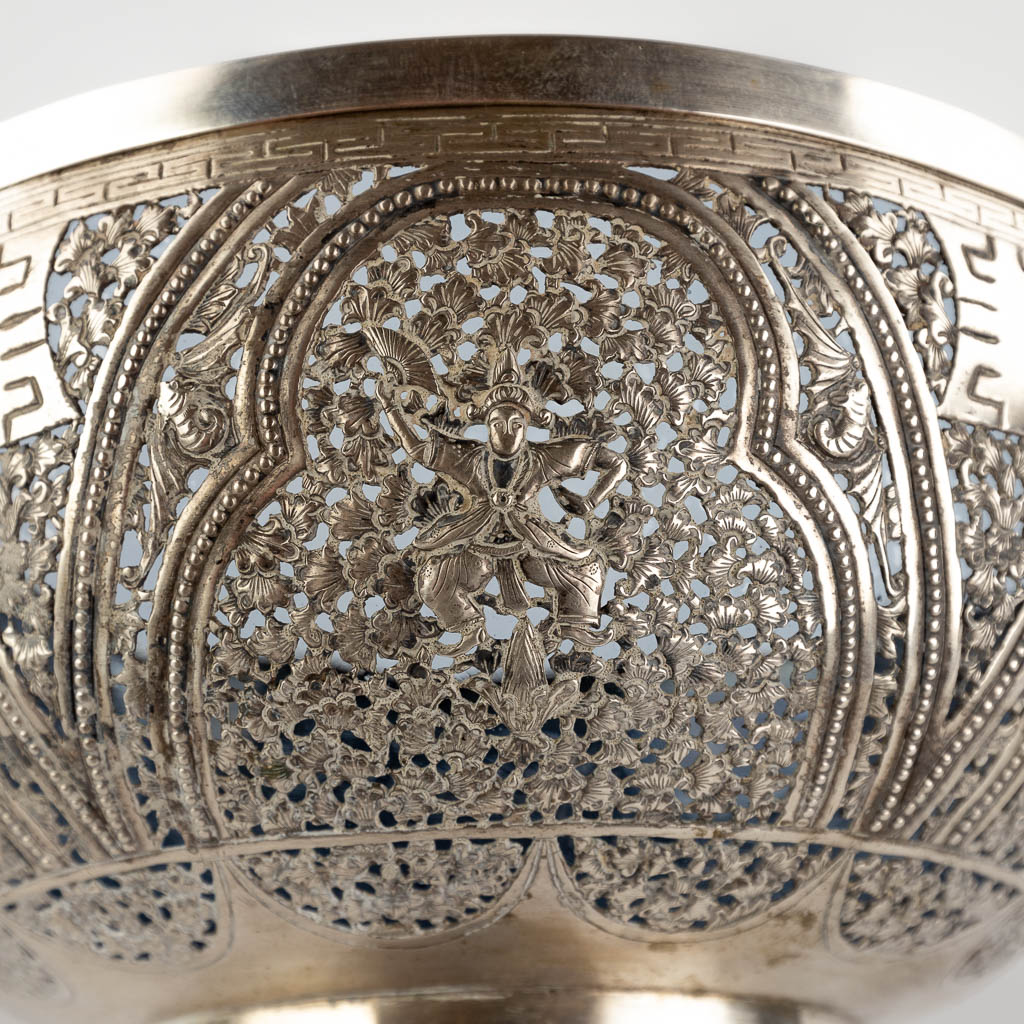 An Asian bowl, silver with a blue glass liner, decorated with bats and lotus flowers. 320g. (H:10 x D:22,5 cm)
