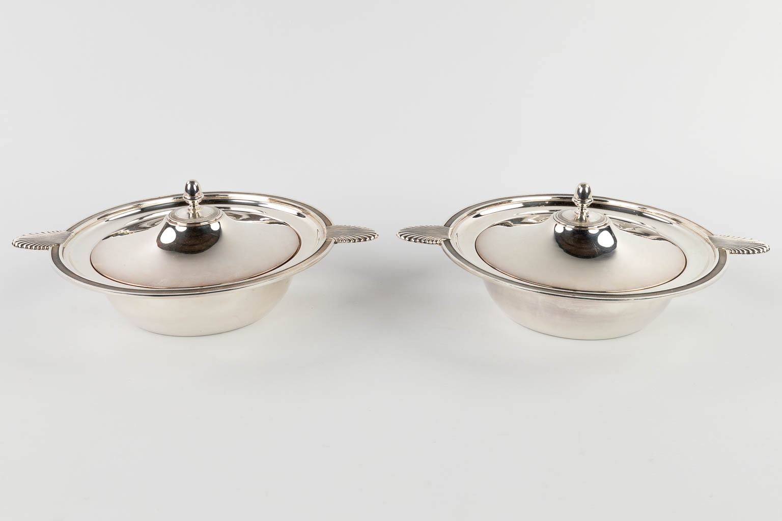 Sivar & Silvergros Ghent, a collection of silver-plated metal table accesories. (D:28 x W:45 cm)