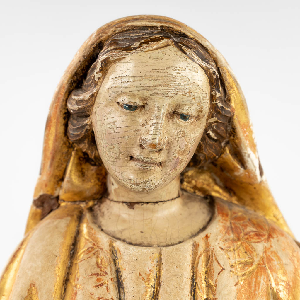 Een antieke vergulde sculptuur van Madonna op het maansikkel en serpent. 19de eeuw. (D:15 x W:23 x H:49 cm)