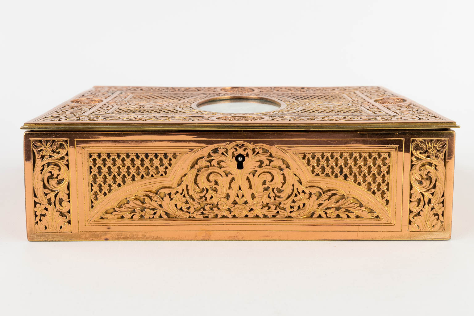 A jewellery box, ajoured brass and finished with a miniature painting. (D:16,7 x W:23 x H:6,5 cm)