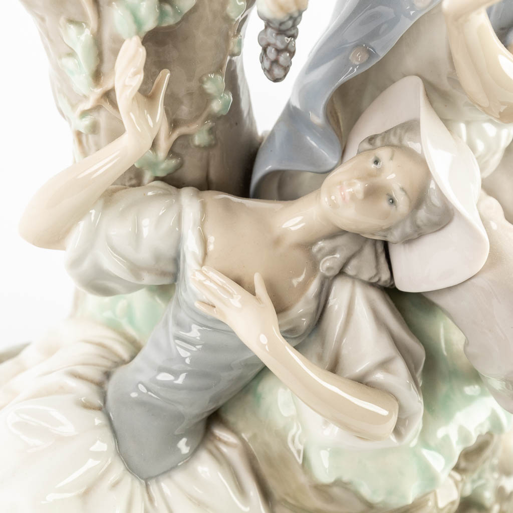Lladro, een romantische scène, polychrome porselein. 20ste eeuw. (D:20 x W:29 x H:27 cm)