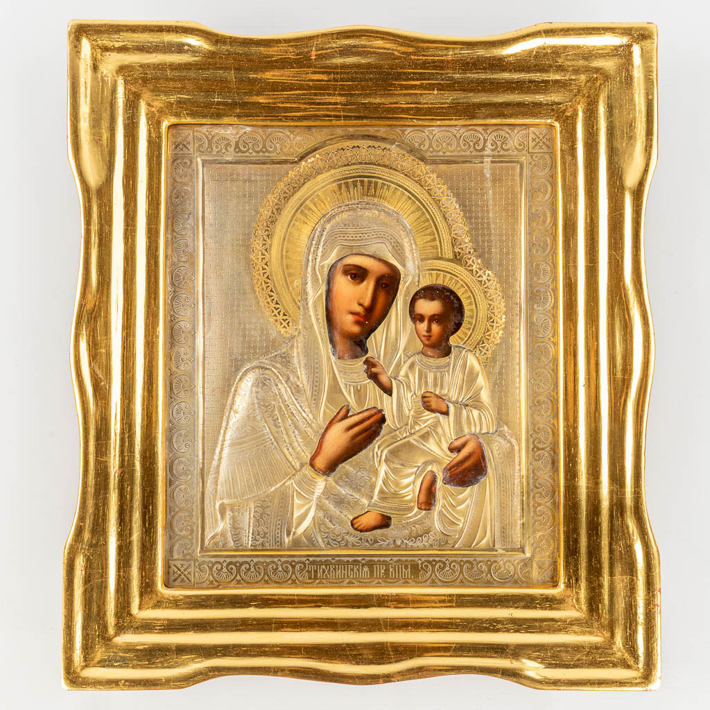 Een antieke icoon, afbeelding van Madonna met kind en afgewerkt met zilver. Waarschijnlijk Sint-Petersburg, 19de eeuw. (W: 40,5 
