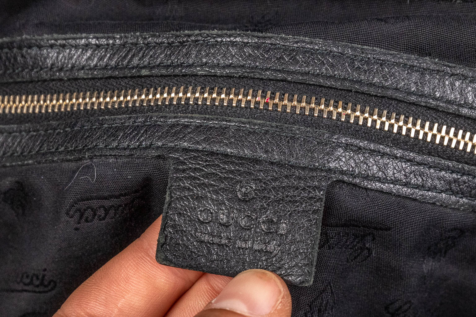 Gucci, een handtas gemaakt uit zwart leder, met originele draagriem. (W:40 x H:35 cm)