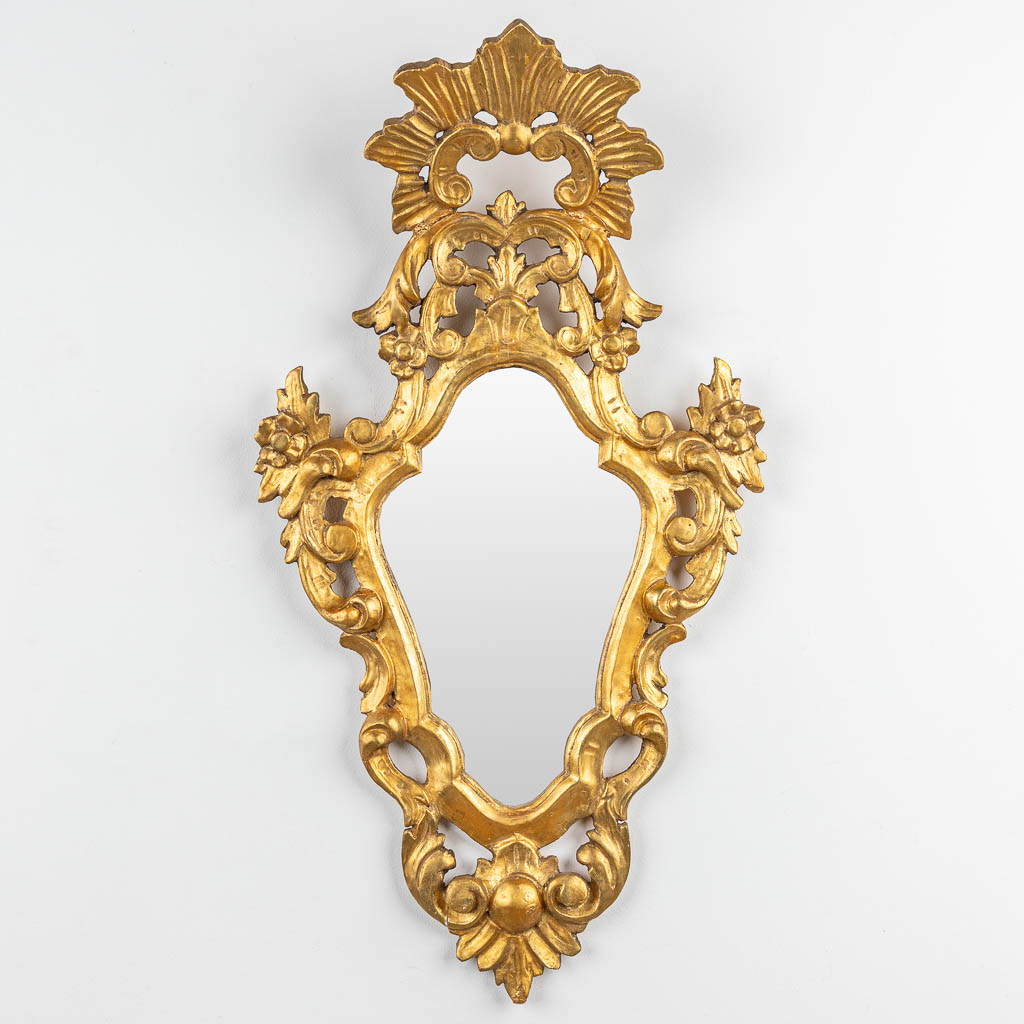 Een antieke spiegel gemaakt uit verguld gesculpteerd hout met stucco (H:89cm)