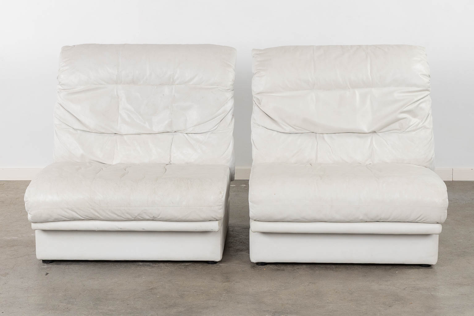 Rolf Benz, a large white leather salon suite. (L:88 x W:205 x H:86 cm)