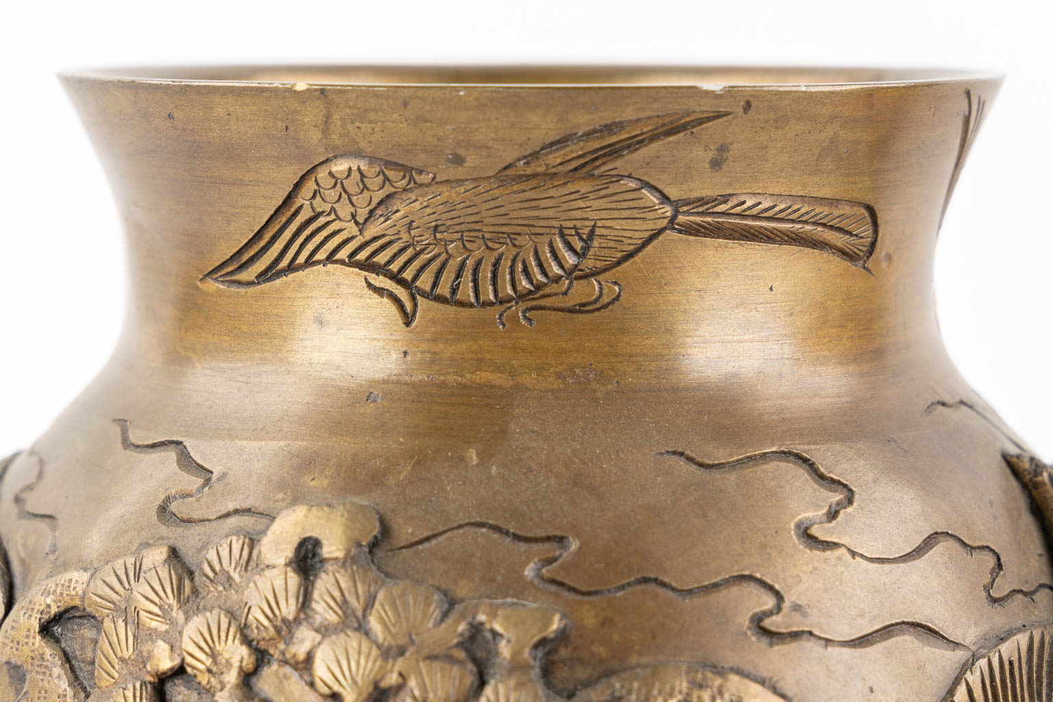 Een paar Oosterse vazen met decor van vogels en bomen, gepatineerd brons. (H:27 x D:16 cm)