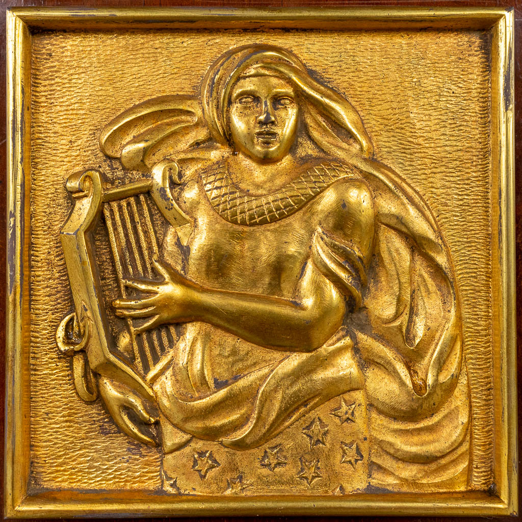 Decoene, een uitzonderijk dressoir met verguld bronzen plaquettes. Circa 1950. (D:50 x W:300 x H:100 cm)