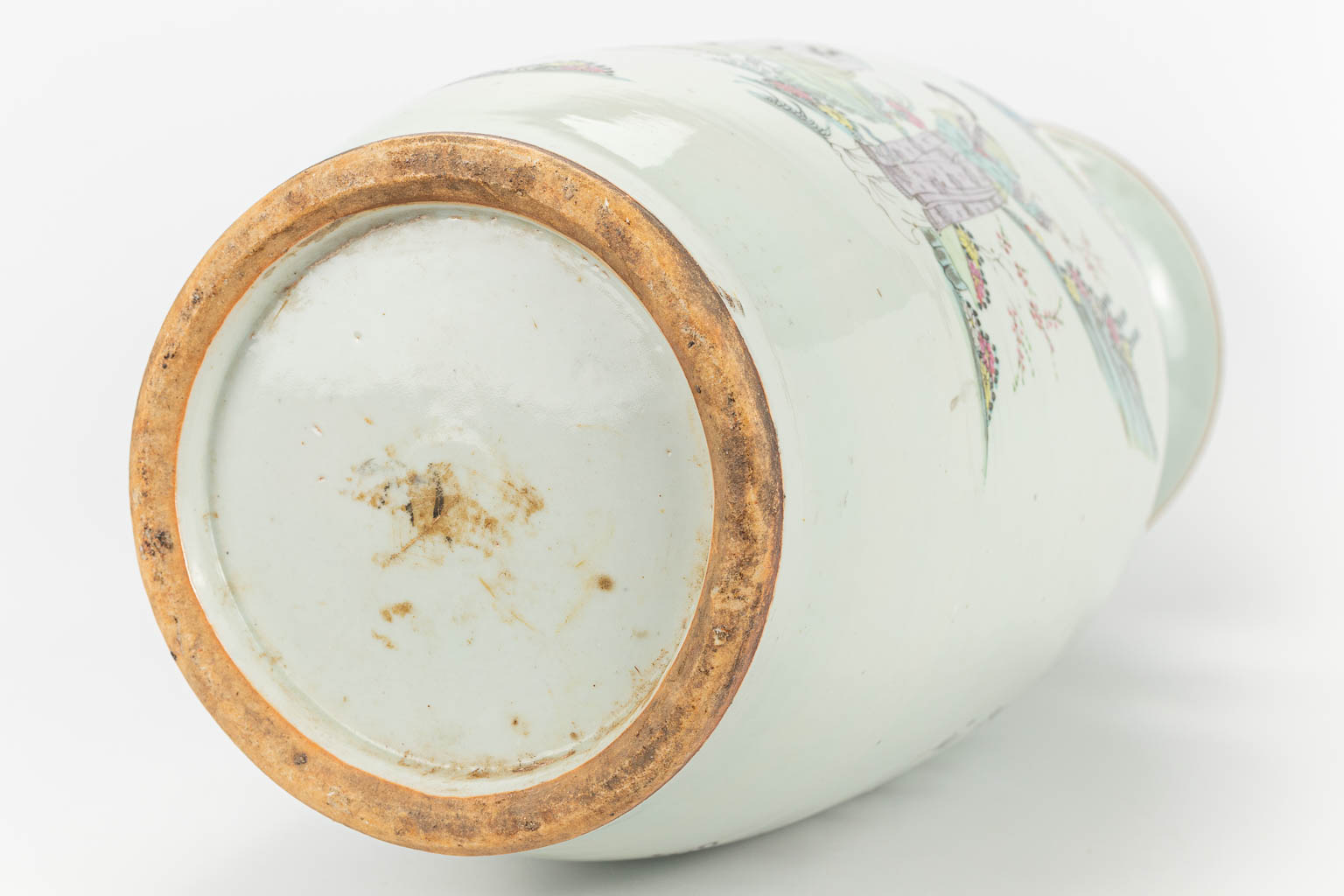 Een Chinese vaas gemaakt uit porselein met decor van een keizer en hofdames. (H:58cm)