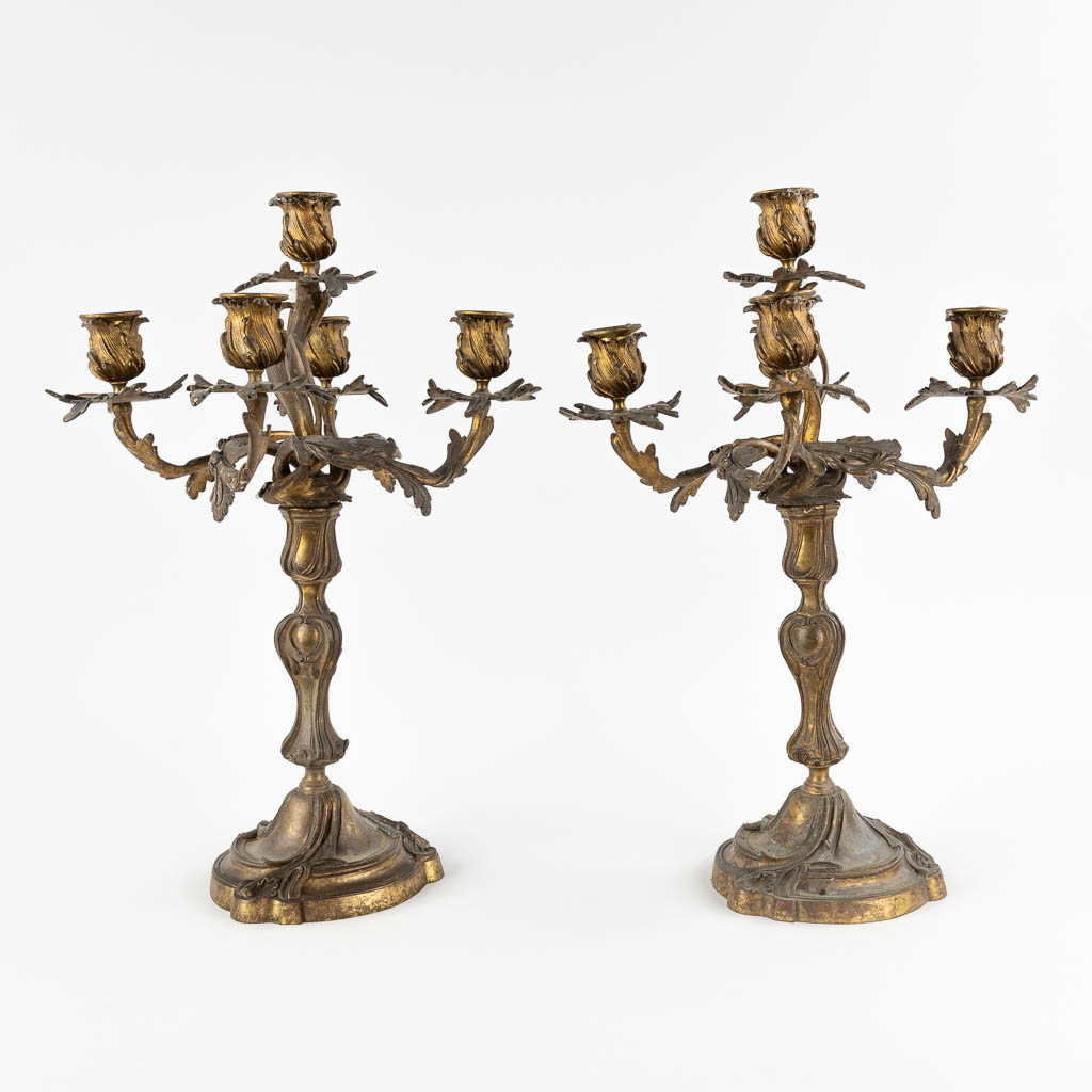 Een paar tafelkandealars, brons in Lodewijk XV stijl. Circa 1900. (D:30 x W:30 x H:45 cm)