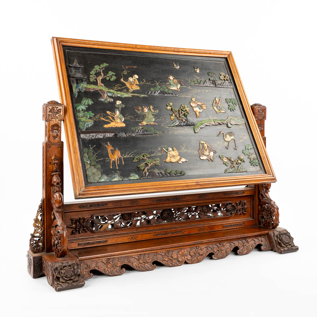 Een Chinees tafelscherm met afbeeldingen van de 8 onsterfelijken, herten, kraanvogels en dennenbomen (H:80cm)