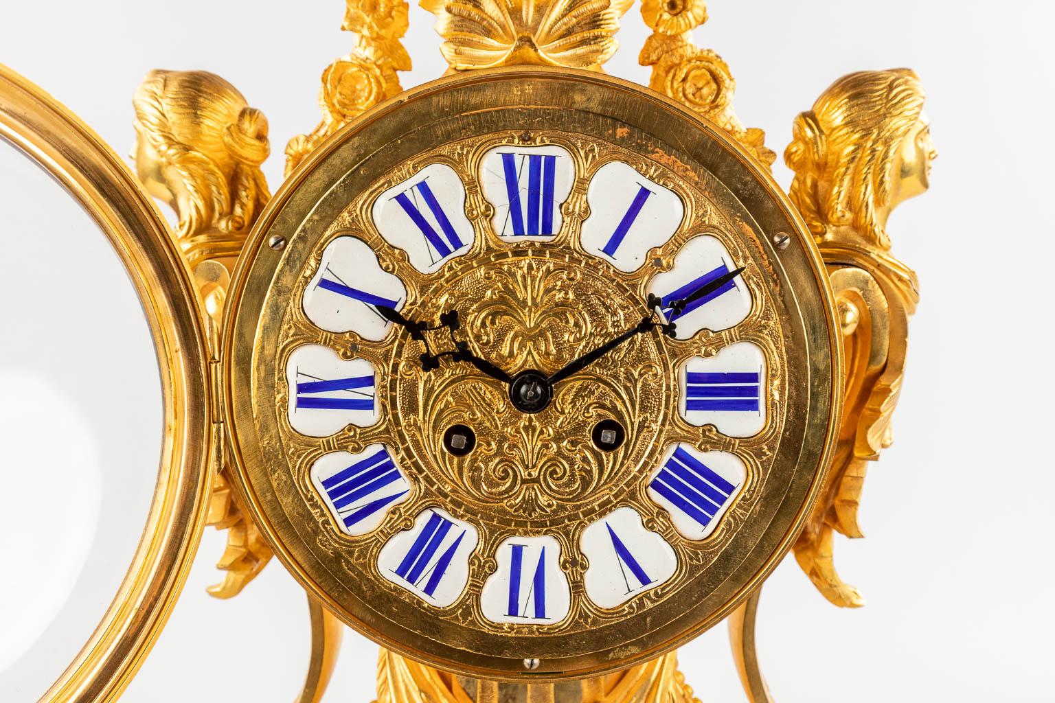 A three-piece mantle garniture clock and candelabra, gilt bronze in Louis XV style. 19th C. (D:28 x W:50 x H:61 cm)