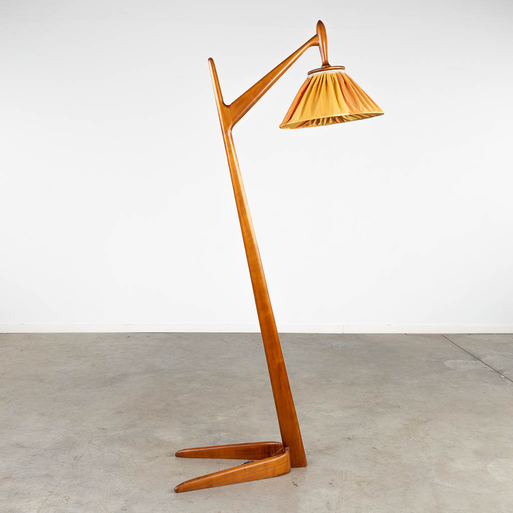 Een mid-century staande lamp, ceder, circa 1950-1960. (D:39 x W:54 x H:187 cm)